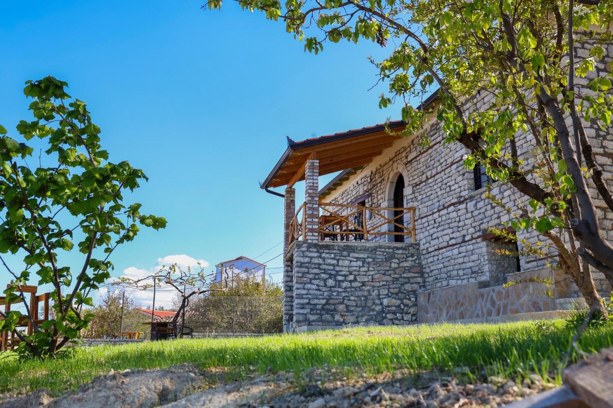 Villa Shpiragu Village Experience Berat Exteriör bild