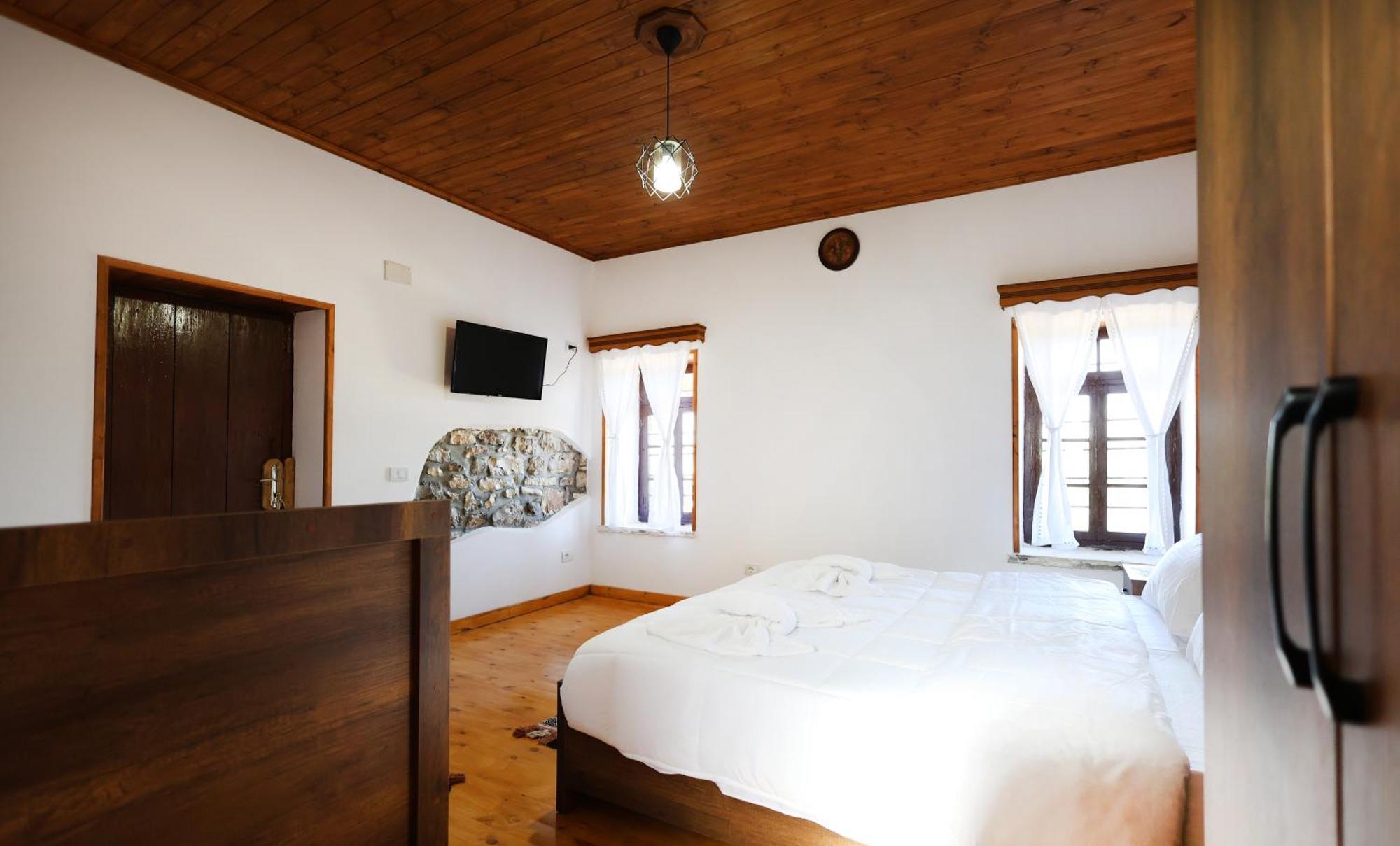 Villa Shpiragu Village Experience Berat Exteriör bild
