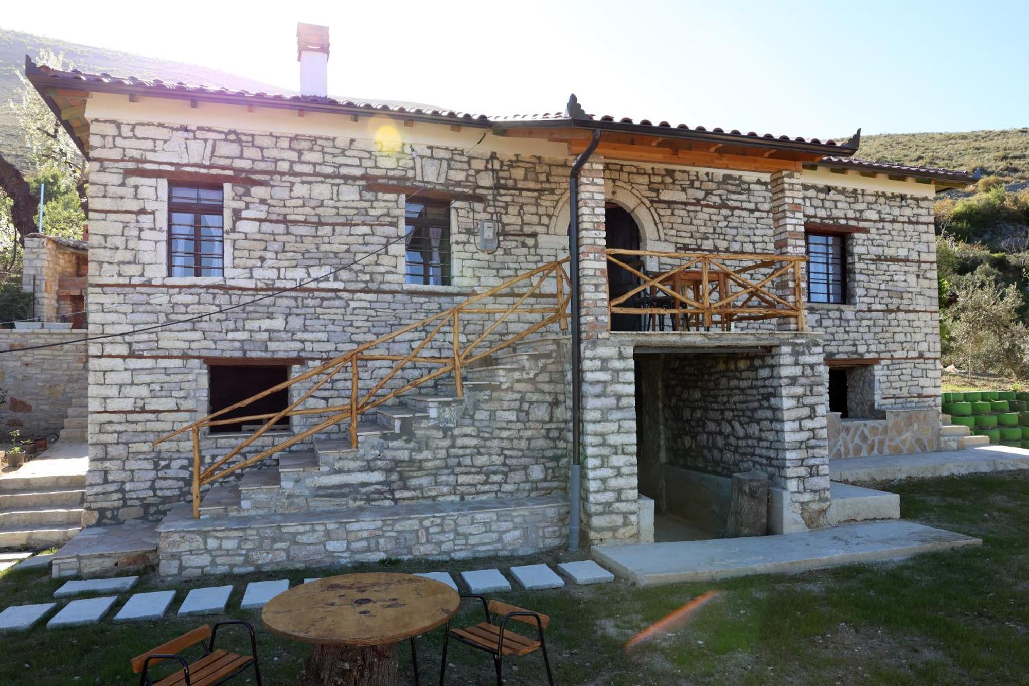 Villa Shpiragu Village Experience Berat Exteriör bild