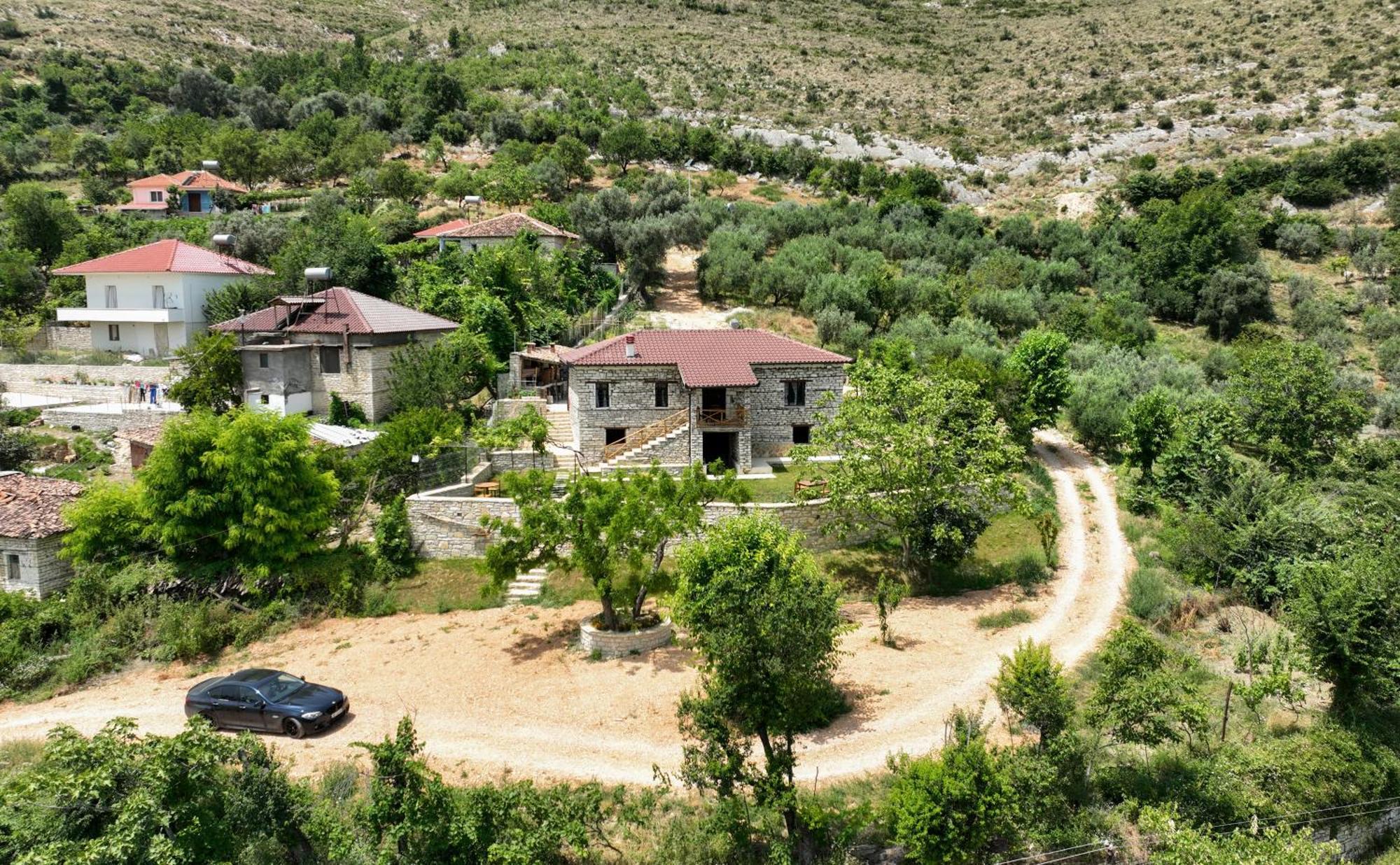 Villa Shpiragu Village Experience Berat Exteriör bild