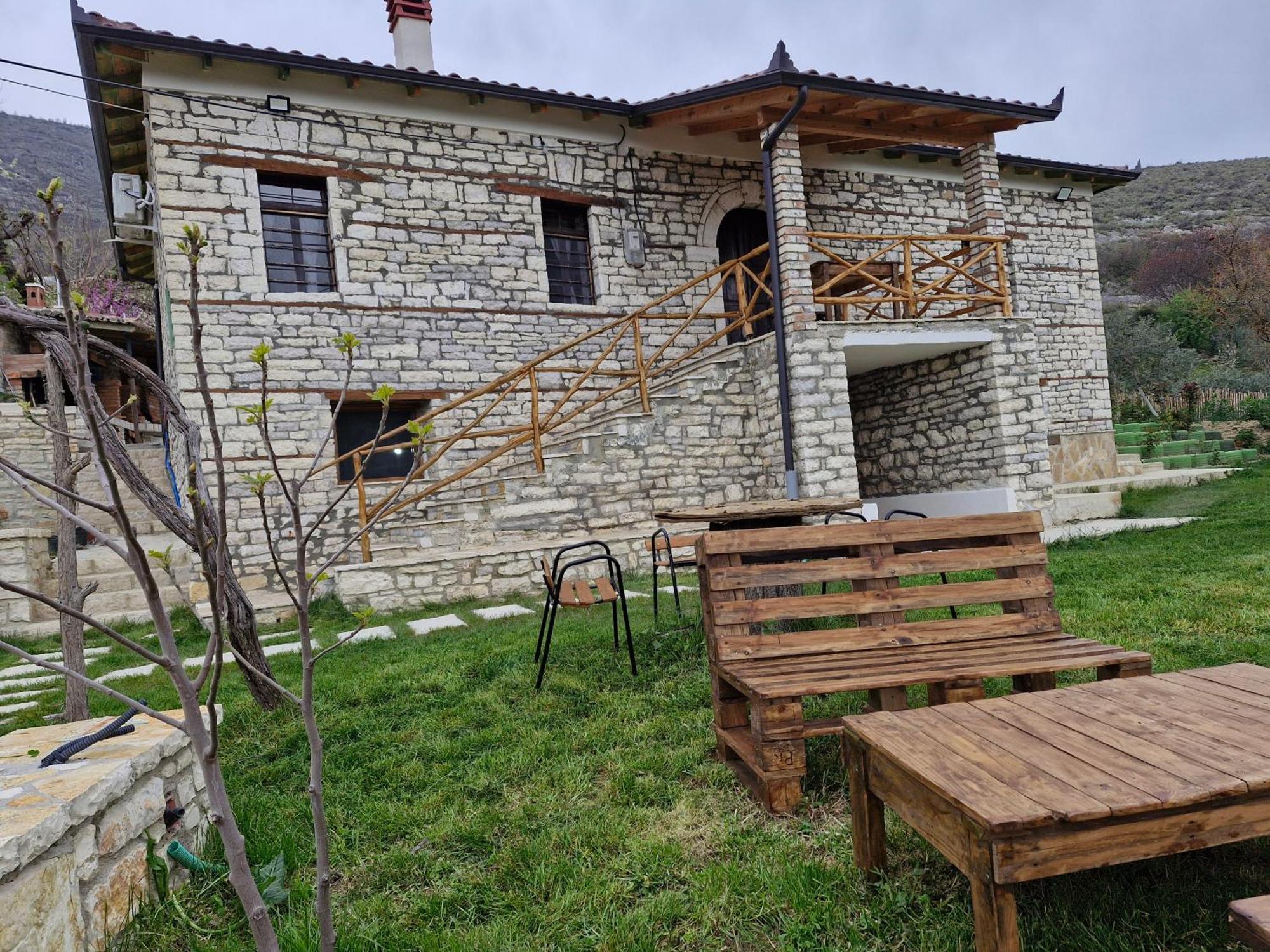 Villa Shpiragu Village Experience Berat Exteriör bild